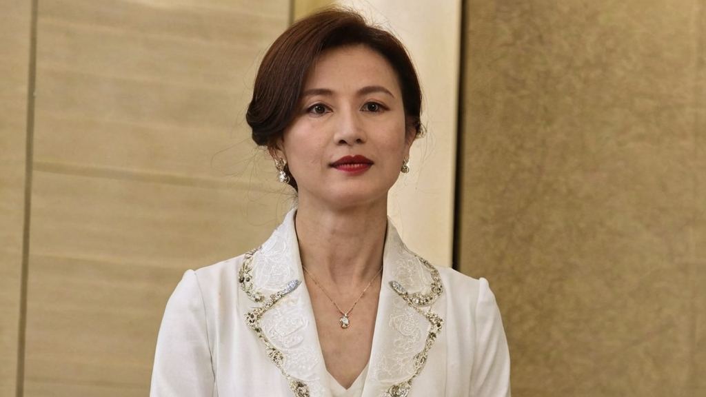 自从这部小说火起来她不仅要面对明星的八卦还担心娱乐圈的阴暗面